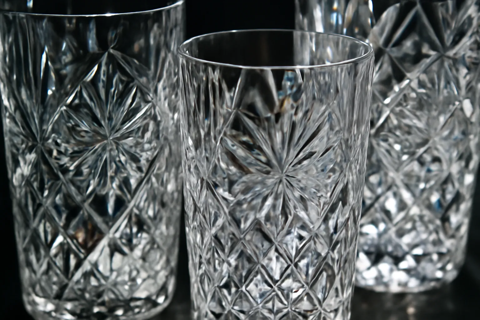 Pièces de cristal de Bohême taillé, artisanat traditionnel tchèque
